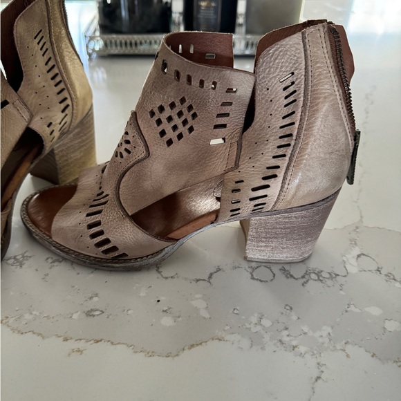 Vera Cruz open toe leather shoes with 2.5” heel - Picture 3 of 3